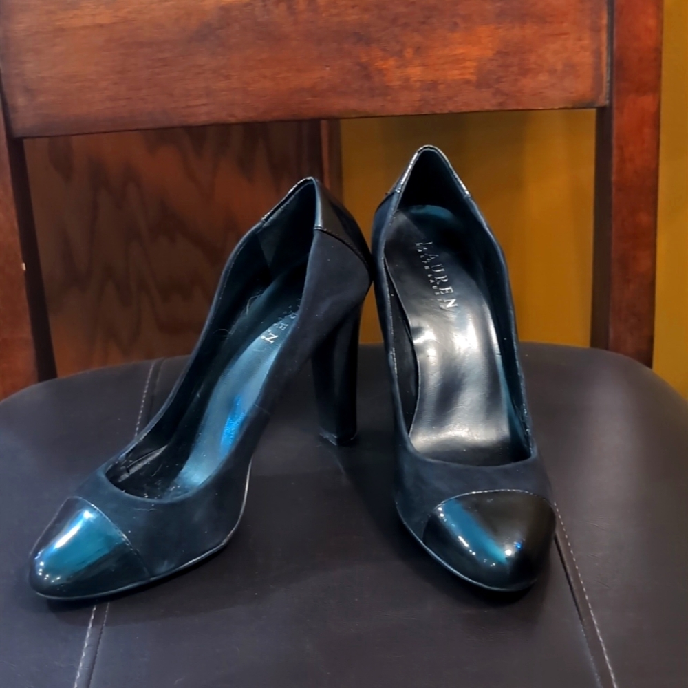 Black pumps